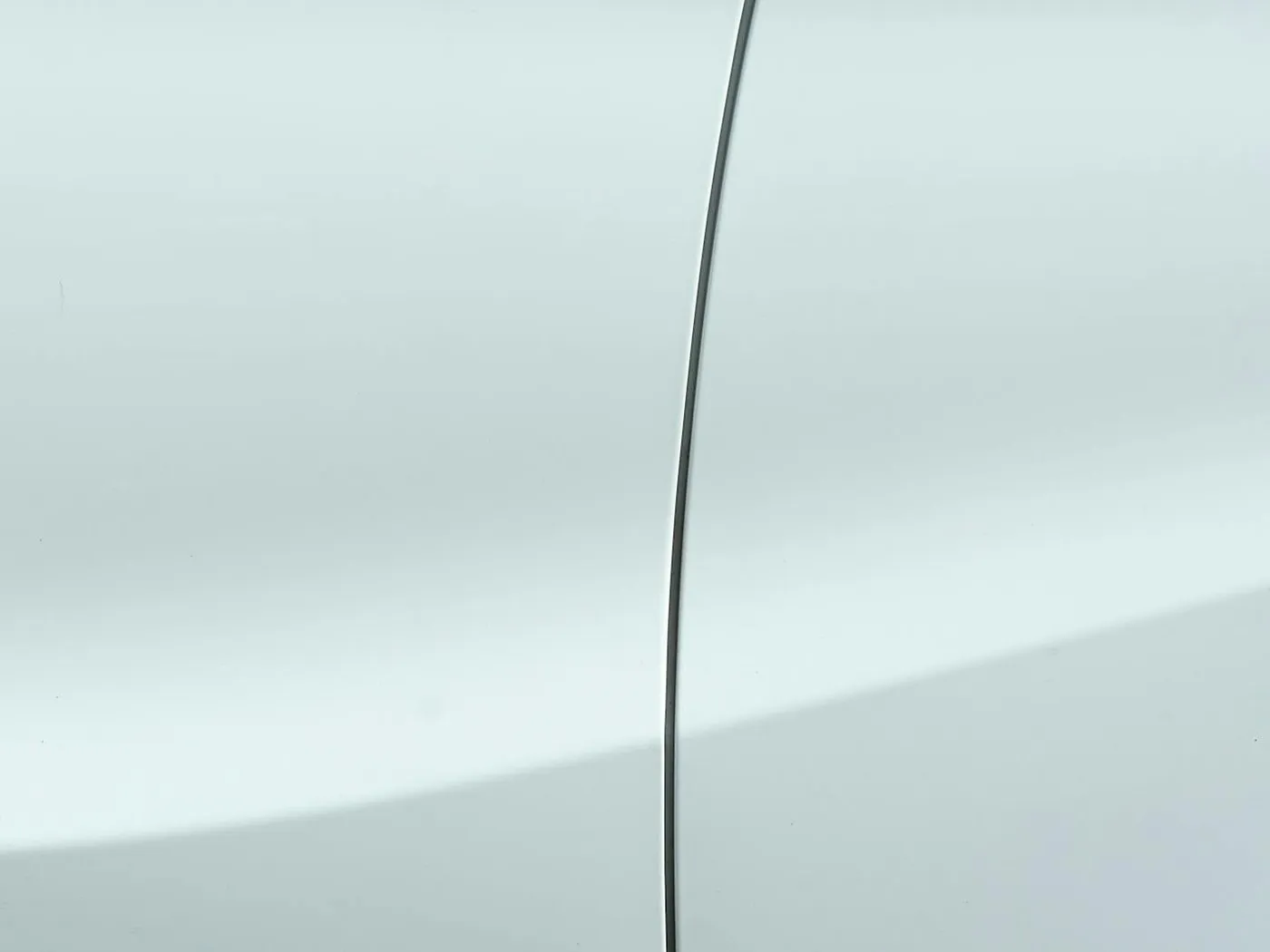 Detail einer präzise eingepassten Karosseriefuge nach der Instandsetzung